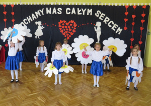 Dziewczynki z grupy Słoneczka w trakcie tańca kwiatów.